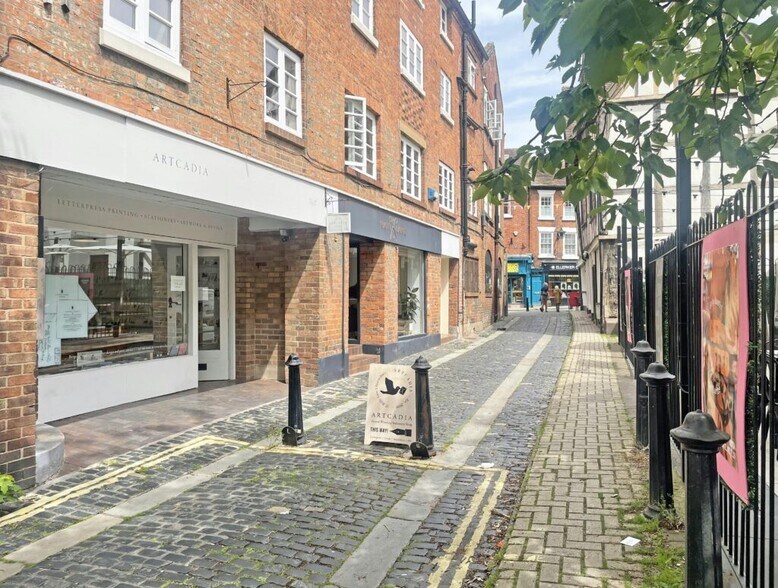 37-37A Hills Ln, Shrewsbury à louer - Photo de l’immeuble – Image 2 sur 3