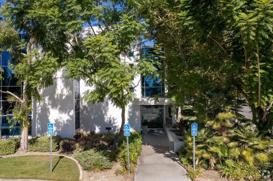 1209 Nevada St, Redlands, CA à louer - Photo de l’immeuble – Image 2 sur 5