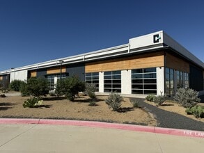 3216-3308 Royalty Row, Irving, TX à louer Photo de l’immeuble– Image 1 sur 3