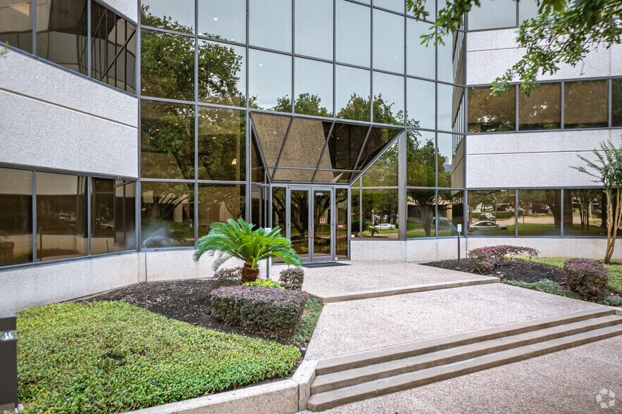 14701 St. Marys Ln, Houston, TX à louer - Photo de l’immeuble – Image 3 sur 40