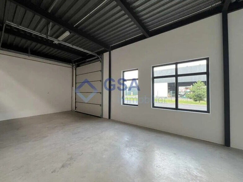 Local d'activités dans Lieusaint à vendre - Photo intérieure – Image 2 sur 4