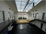 Espace intérieur lumineux avec un design moderne et accueillant.