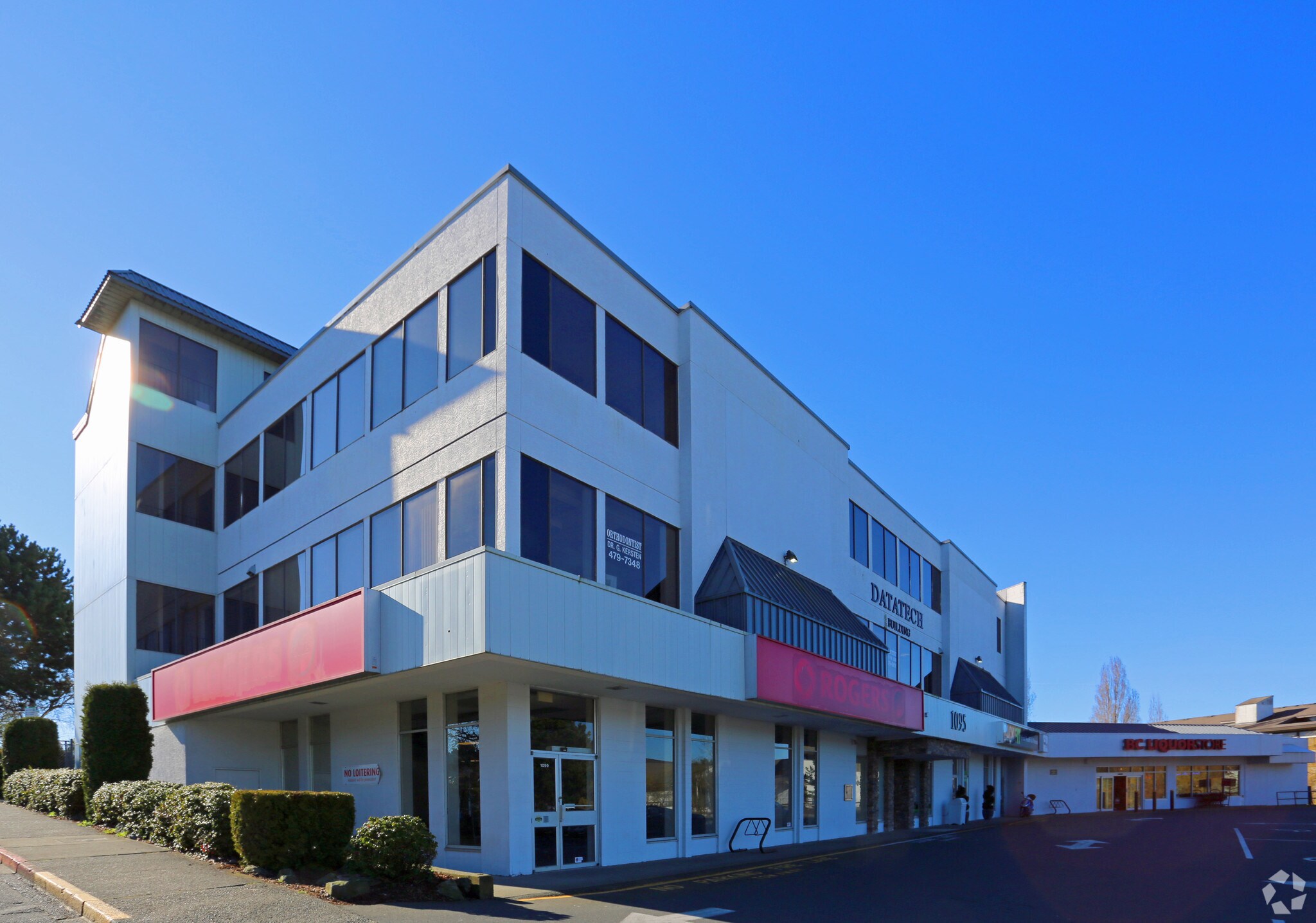 1095 Mckenzie Ave, Saanich, BC à louer Photo de l’immeuble– Image 1 sur 8