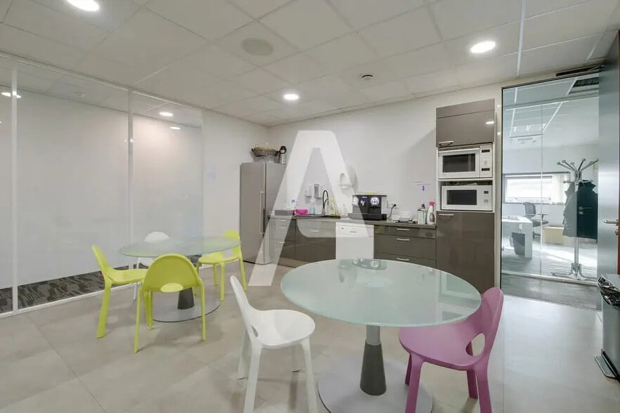 Local d’activités dans Ivry-sur-Seine à louer - Photo de l’immeuble – Image 2 sur 5