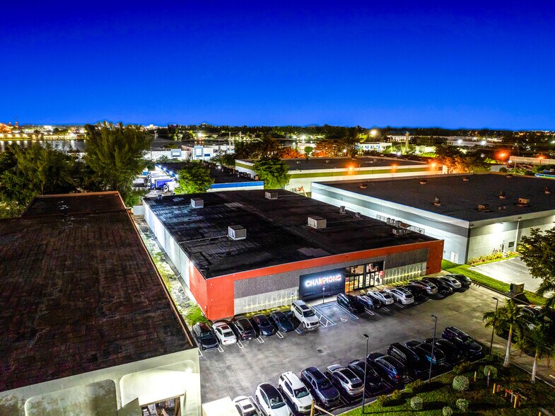 1360 NW 88th Ave, Doral, FL à vendre - Photo de l’immeuble – Image 1 sur 90