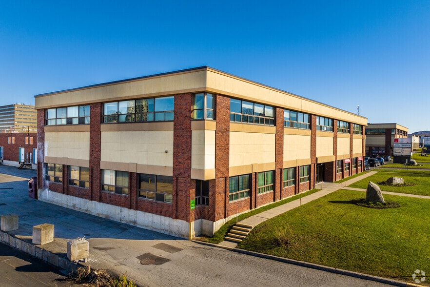 491-571 Boul Lebeau, Montréal, QC à louer - Photo de l’immeuble – Image 3 sur 8