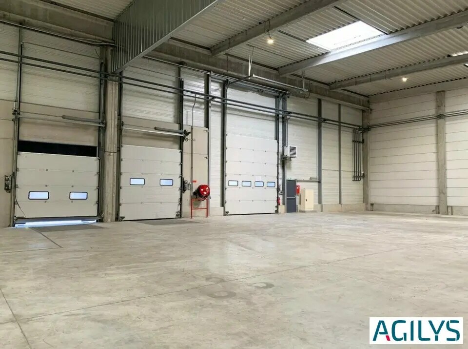 Local d’activités dans Lieusaint à louer Photo de l’immeuble– Image 1 sur 13