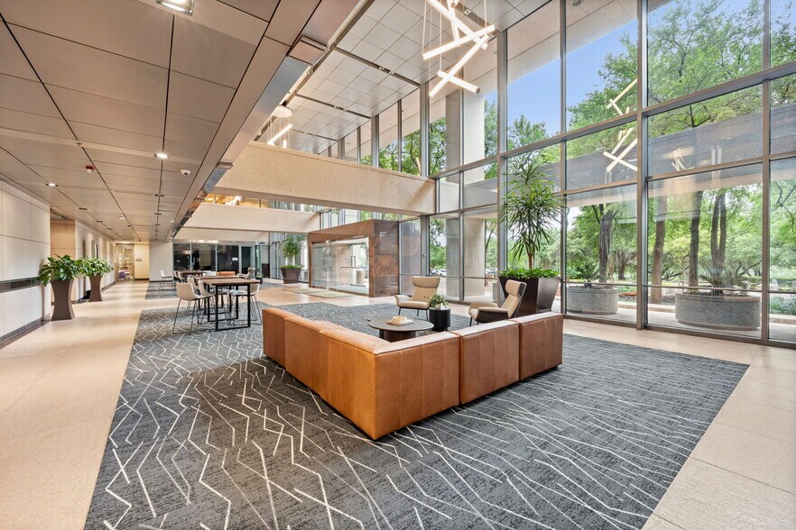 8000 IH-10 W, San Antonio, TX à louer - Photo de l’immeuble – Image 3 sur 16