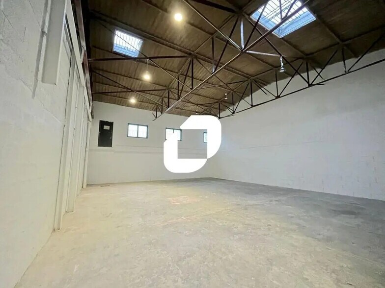 Local d’activités dans Vénissieux à louer - Photo intérieure – Image 3 sur 10