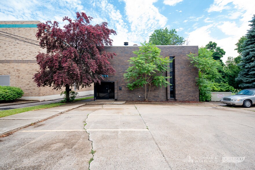 7311 Valley View Dr, Independence, OH à louer - Photo de l’immeuble – Image 1 sur 7