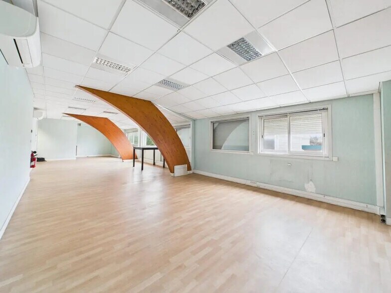 Local d’activités dans Wissous à louer - Photo de l’immeuble – Image 2 sur 4