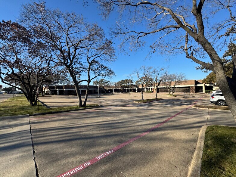 2033 Chenault Dr, Carrollton, TX à louer - Photo de l’immeuble – Image 3 sur 10