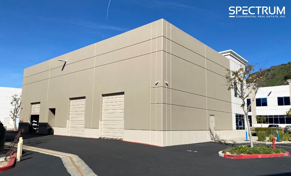 28486 Constellation Rd, Valencia, CA à louer - Photo de l’immeuble – Image 2 sur 18