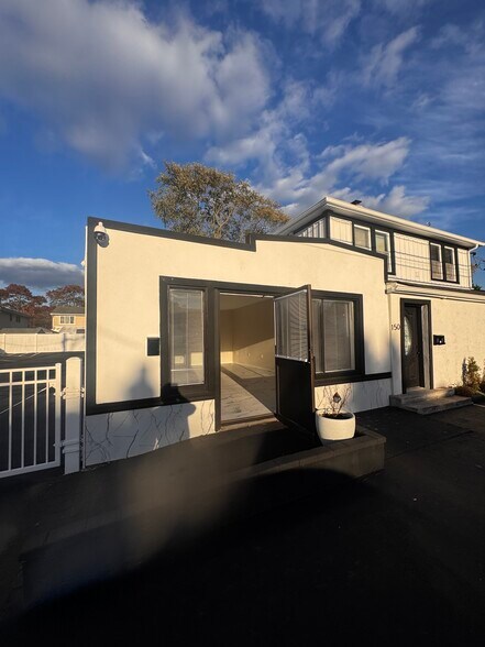 150 N Delaware Ave, Lindenhurst, NY à louer - Photo de l’immeuble – Image 3 sur 9