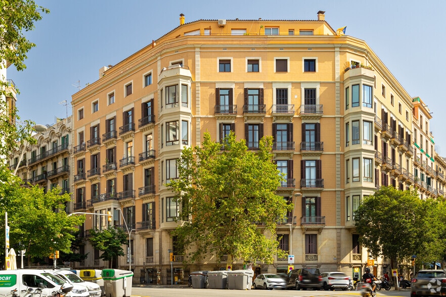 Immeuble residentiel dans Barcelone, Barcelona à vendre - Photo principale – Image 1 sur 3