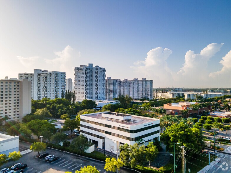 18305 Biscayne Blvd, Aventura, FL à louer - Photo de l’immeuble – Image 3 sur 26