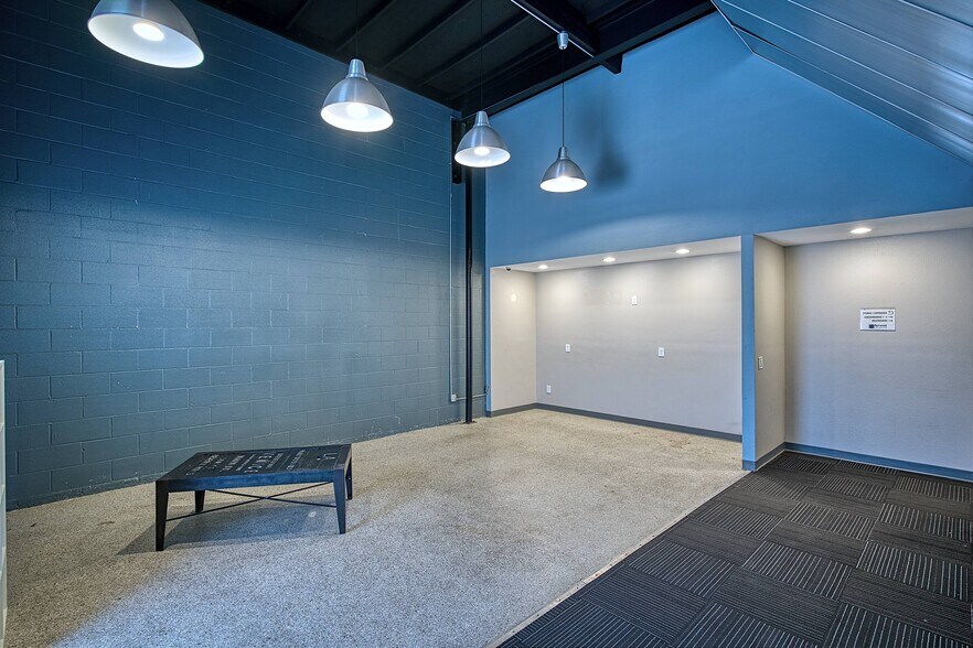 8025 Remmet Ave, Canoga Park, CA à louer - Photo intérieure – Image 1 sur 5
