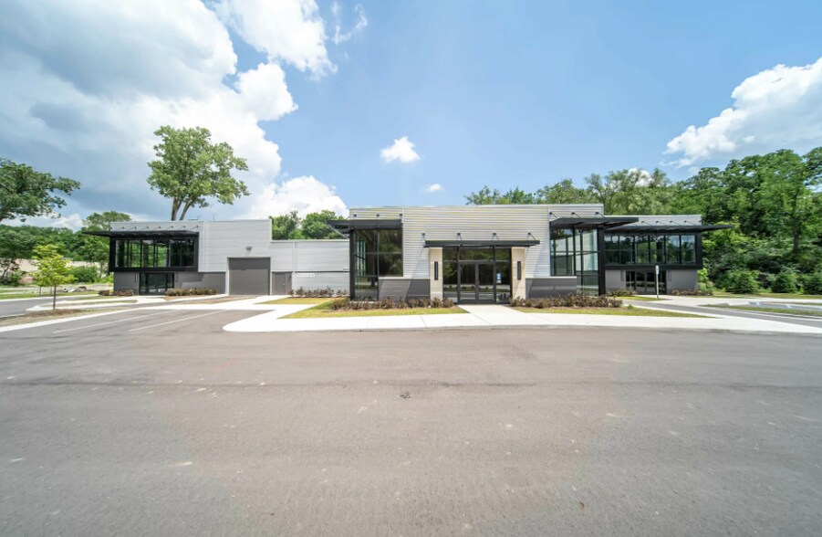16350 Northville Rd, Plymouth, MI à vendre - Photo de l’immeuble – Image 2 sur 10