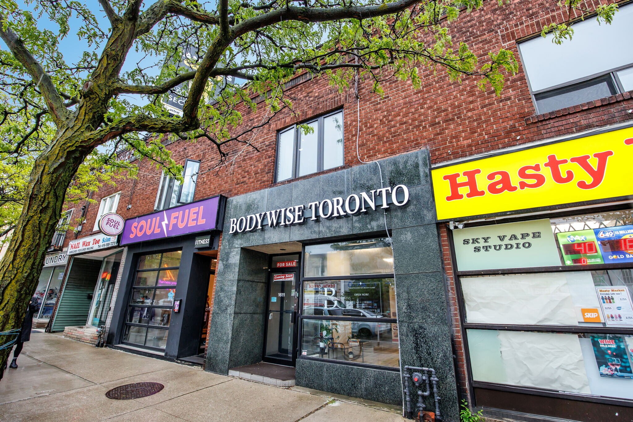 1611 Bloor St W, Toronto, ON à vendre Photo de l’immeuble– Image 1 sur 40