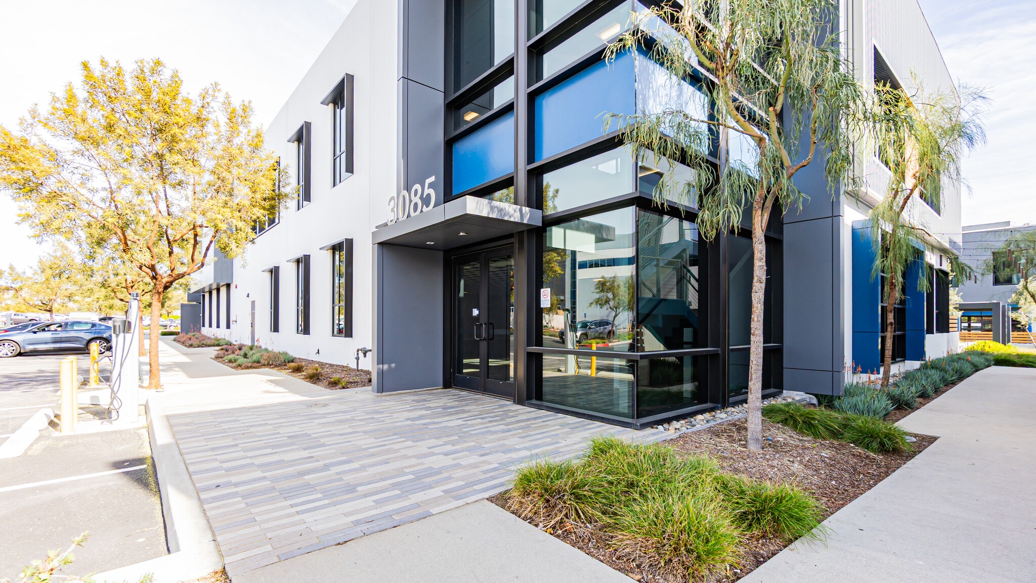 3081-3085 N Hollywood Way, Burbank, CA à louer Photo principale– Image 1 sur 10