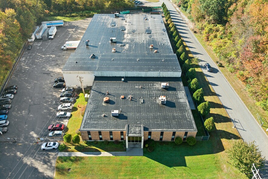 122 Avenue of Industry, Waterbury, CT à vendre - Photo de l’immeuble – Image 2 sur 26