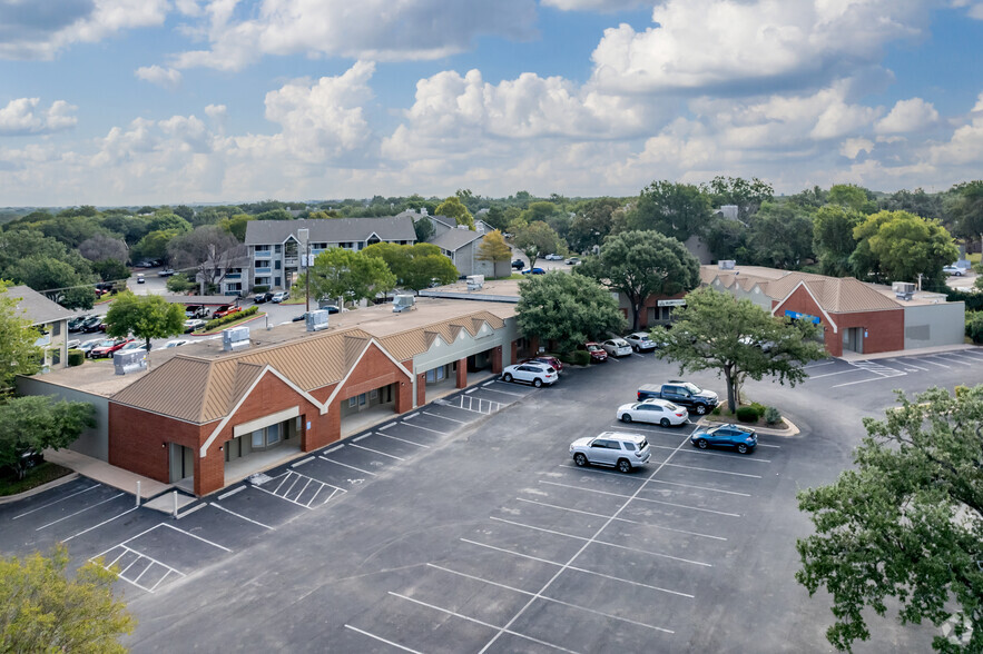 13091 Pond Springs Rd, Austin, TX à louer - Photo de l’immeuble – Image 2 sur 10