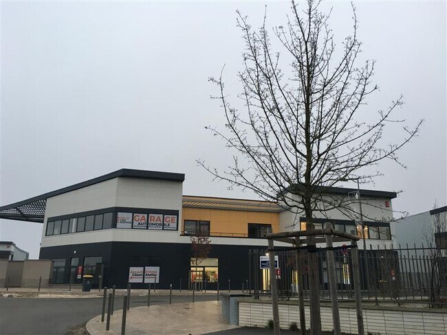 Plus de détails pour 6 Boulevard Georges Marie Guynemer, SAINT CYR L ECOLE - Local d'activités à louer
