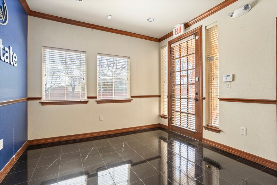 910 N Main St, Euless, TX à louer - Photo de l’immeuble – Image 3 sur 5