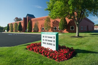 225 Raritan Center Pky, Edison, NJ à louer Photo de l’immeuble– Image 2 sur 2