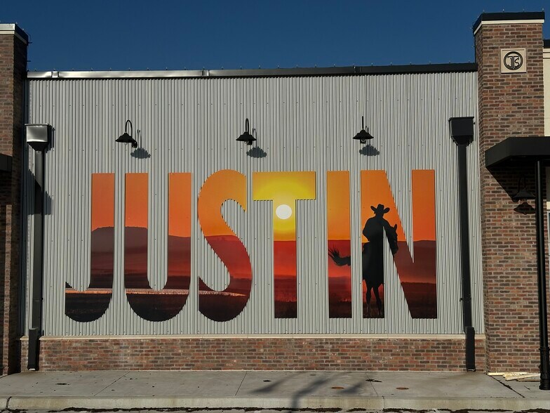 408 Justin Ln, Justin, TX à vendre - Photo de l’immeuble – Image 3 sur 14