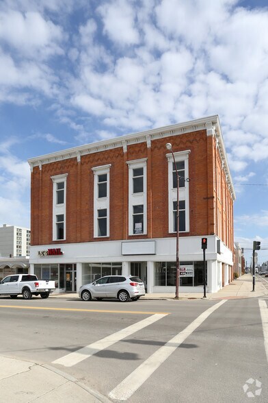 54 Pine St, Lockport, NY à louer - Photo principale – Image 2 sur 6
