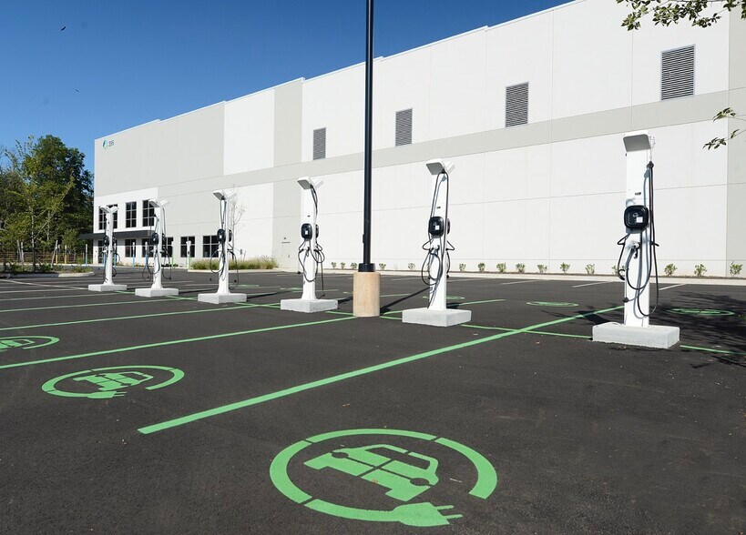 395 Elizabeth Ave, Somerset, NJ à louer - Photo de l’immeuble – Image 3 sur 16