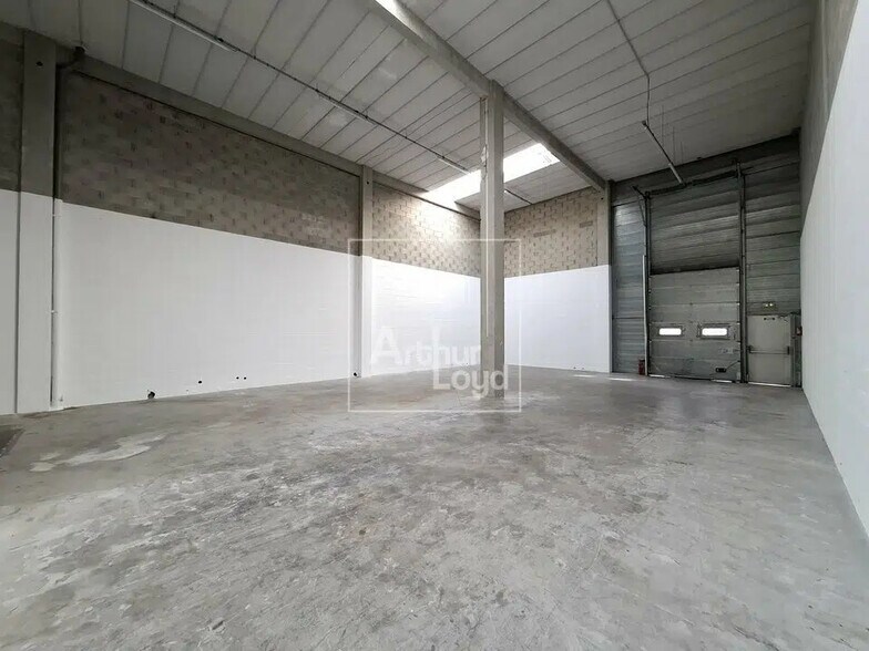 Local d’activités dans Émerainville à louer - Photo de l’immeuble – Image 1 sur 12