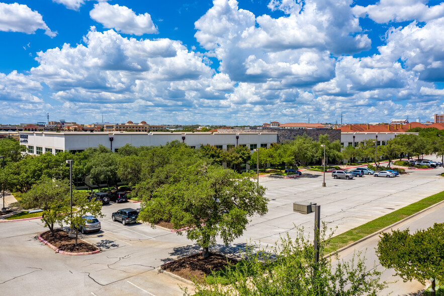 211 N Loop 1604 E, San Antonio, TX à louer - Photo de l’immeuble – Image 2 sur 11