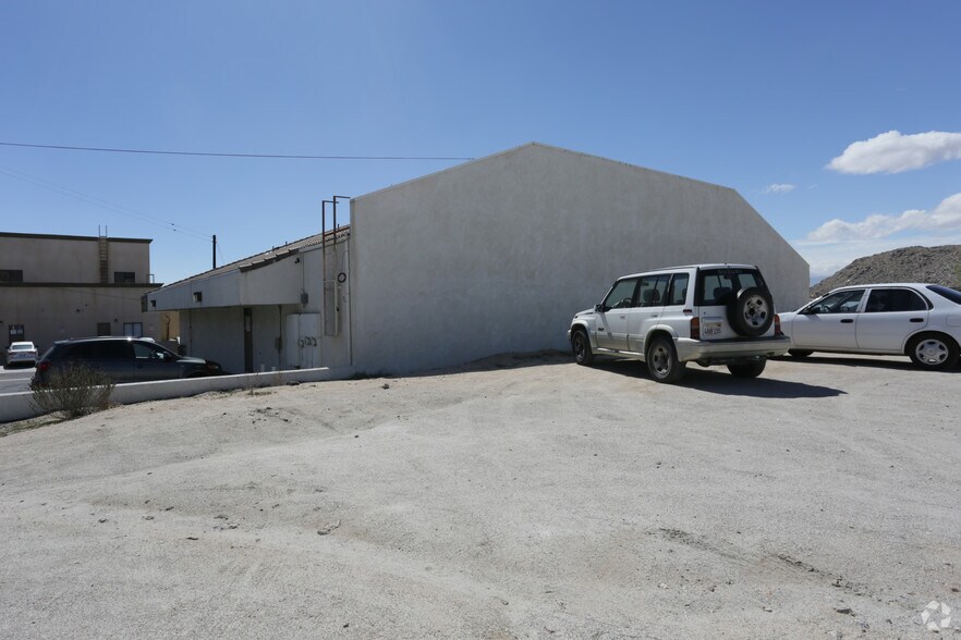 15963 Quantico Rd, Apple Valley, CA à louer - Photo de l’immeuble – Image 3 sur 9