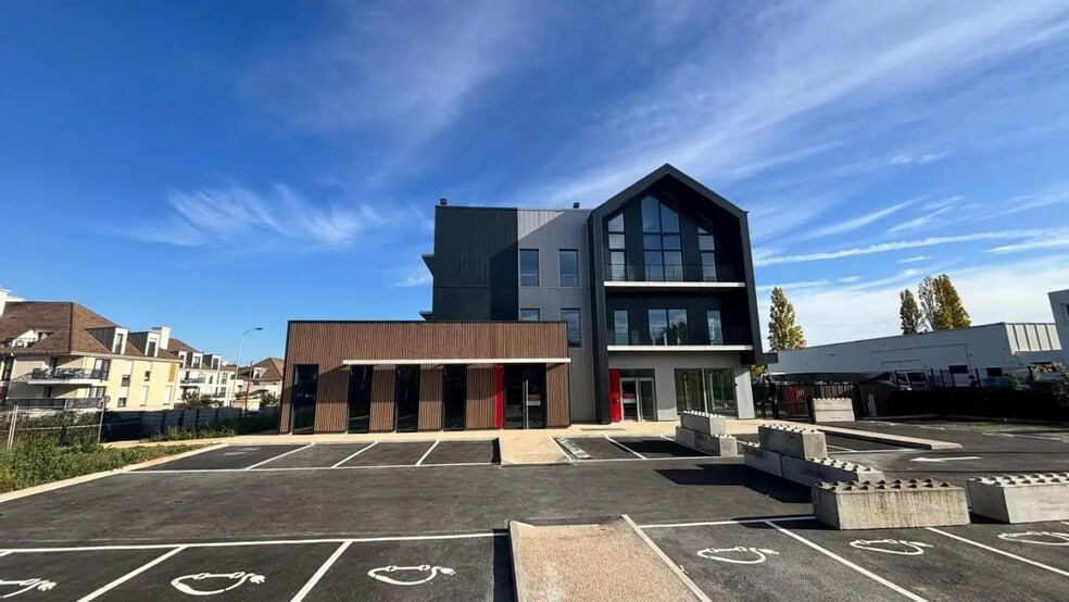 44 Rue Pierre Curie, Plaisir à louer - Photo de l’immeuble – Image 2 sur 8