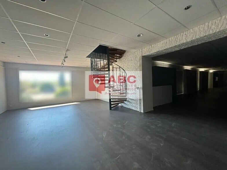Local commercial dans Théza à vendre - Photo intérieure – Image 2 sur 7