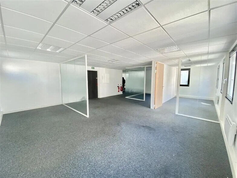 Bureau dans Clichy à louer - Photo de l’immeuble – Image 2 sur 7