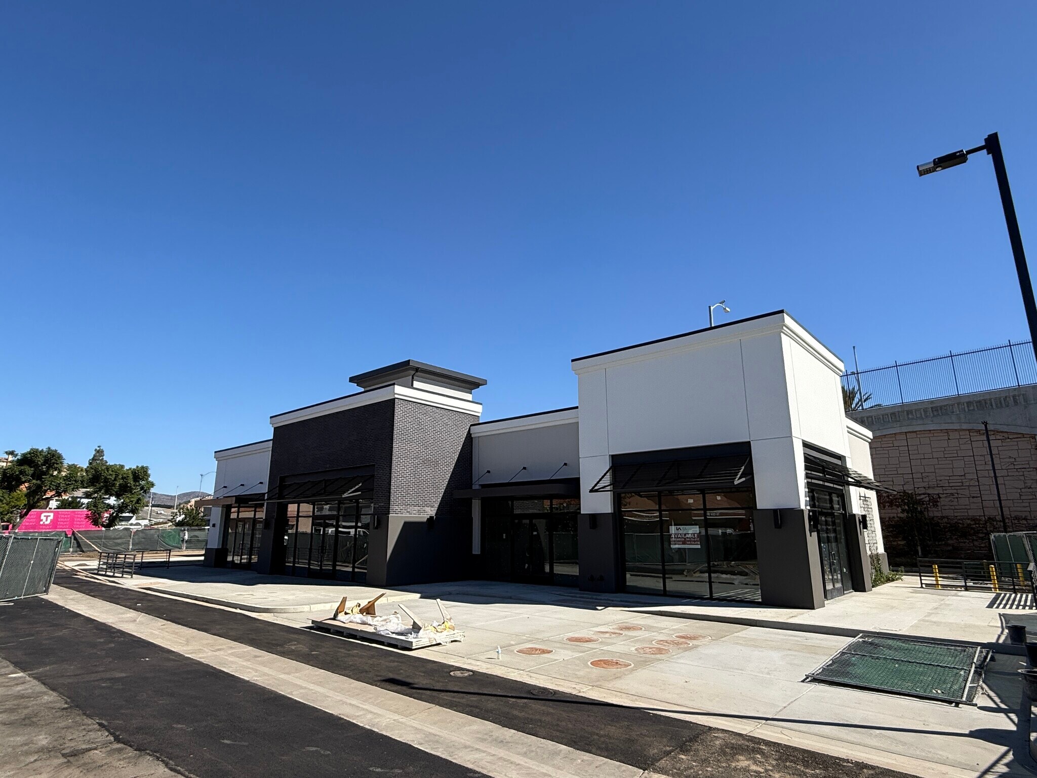 2095 E Orangethorpe Ave, Placentia, CA à louer Photo de l’immeuble– Image 1 sur 10