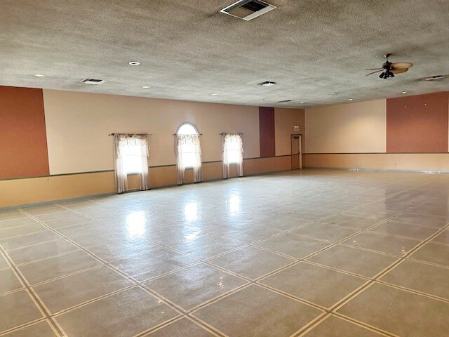 255 E Hupp Rd, La Porte, IN à vendre - Photo intérieure – Image 3 sur 10