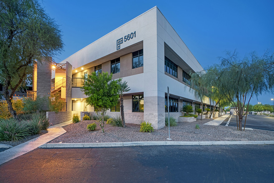 5605 W Eugie Ave, Glendale, AZ à louer - Photo de l’immeuble – Image 2 sur 5