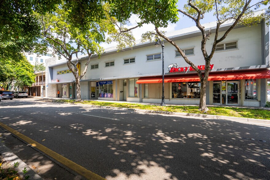 3113-3121 Coral Way, Coral Gables, FL à louer - Photo de l’immeuble – Image 3 sur 7