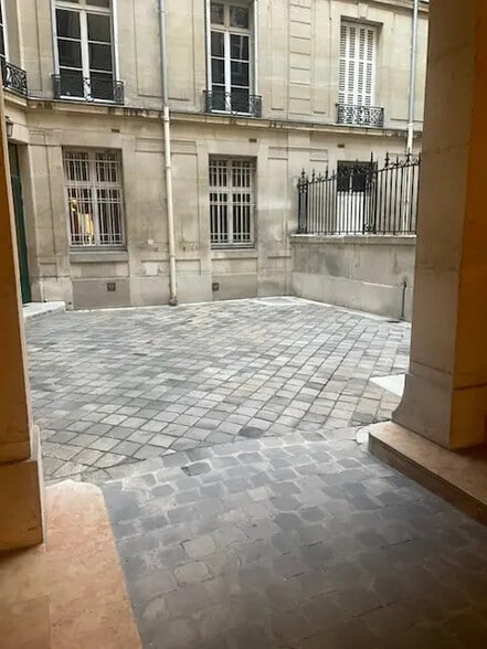 62 Rue François Ier, Paris à louer - Photo de l’immeuble – Image 3 sur 3