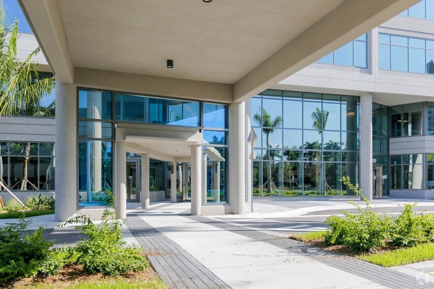 5200 Waterford District Dr, Miami, FL à louer - Photo de l’immeuble – Image 2 sur 22