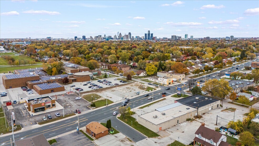 2410-12-16-2488 Tecumseh W Rd, Windsor, ON à vendre - Photo de l’immeuble – Image 2 sur 11