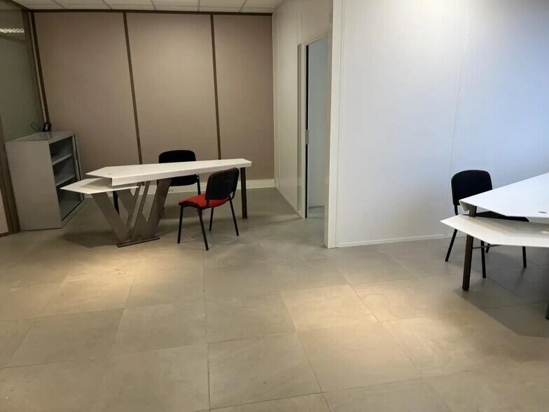 1 Chemin De Thil, Saint-Maurice-de-Beynost à louer - Photo intérieure – Image 2 sur 5