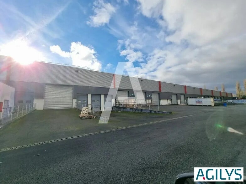 Industriel/Logistique dans à louer - Photo de l’immeuble – Image 2 sur 11