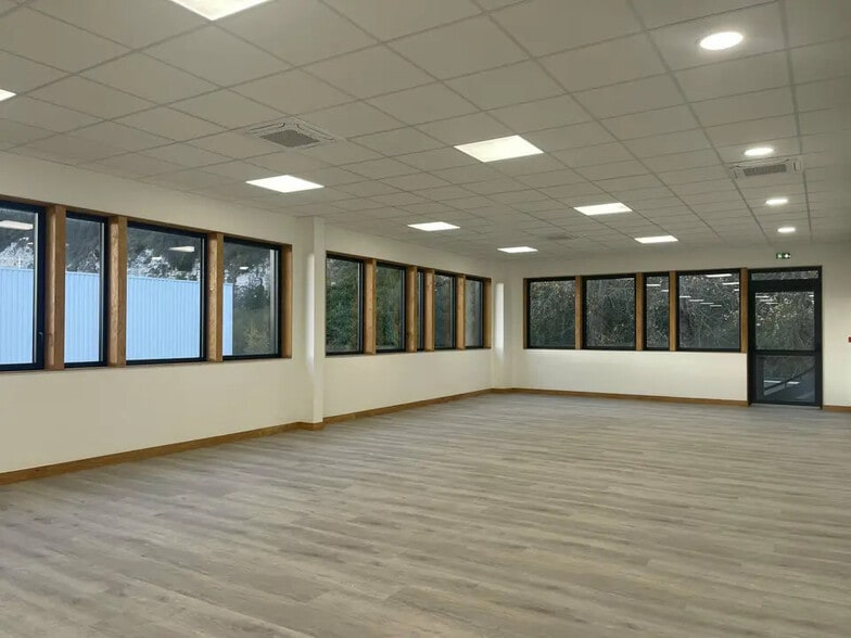 Bureau dans Oudalle à louer - Photo de l’immeuble – Image 3 sur 8