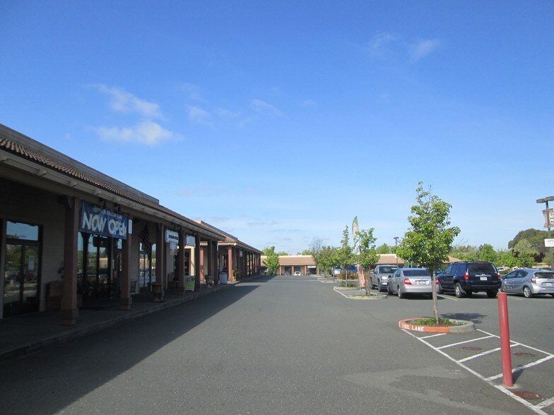 1720 E Cotati Ave, Rohnert Park, CA à louer - Photo de l’immeuble – Image 3 sur 4