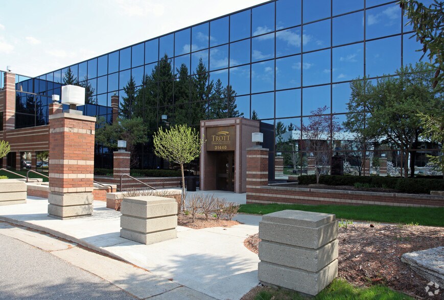 31440 Northwestern Hwy, Farmington Hills, MI à louer - Photo de l’immeuble – Image 3 sur 17